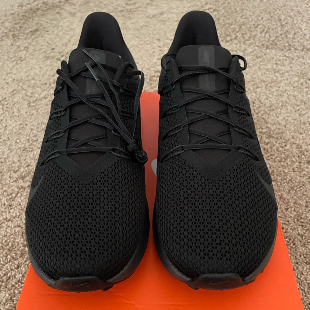 Nike Quest 2 4E Wide, size 10.5 shoes new in box